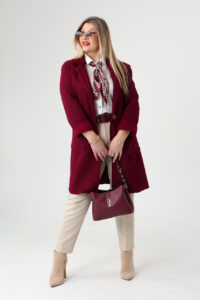 Wiosenny płaszcz dla puszystych bordowy