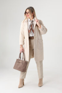 Wiosenny płaszcz dla puszystych kremowy