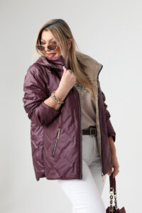 Śliwkowa kurtka damska przejściowa plus size z odpinanym kapturem 42-50