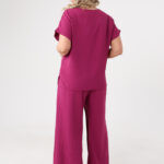 Amarantowy-elegancki-komplet-damski-plus-size-bluzka-i-spodnie-z-rozcięciem-po-boku (1)