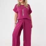 Amarantowy-elegancki-komplet-damski-plus-size-bluzka-i-spodnie-z-rozcięciem-po-boku (3)