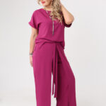 Amarantowy-elegancki-komplet-damski-plus-size-bluzka-i-spodnie-z-rozcięciem-po-boku (4)