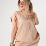 Bluzka-damska-duże-rozmiary-z-haftem-i-krótkim-rękawem-beżowa (1)
