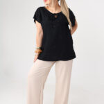 Bluzka-damska-duże-rozmiary-z-haftem-i-krótkim-rękawem-czarna (4)