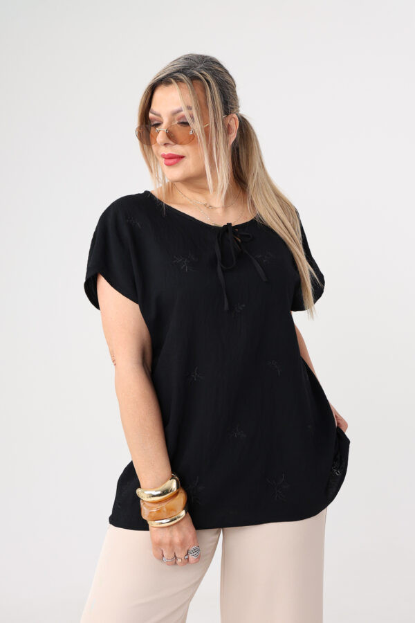 Bluzka damska duże rozmiary z haftem i krótkim rękawem czarna 44-50