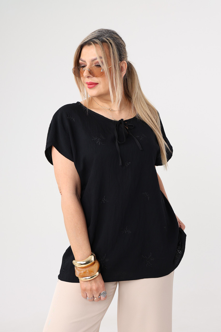 Bluzka damska duże rozmiary z haftem i krótkim rękawem czarna 44-50