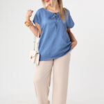 Bluzka-damska-duże-rozmiary-z-haftem-i-krótkim-rękawem-niebieska (1)