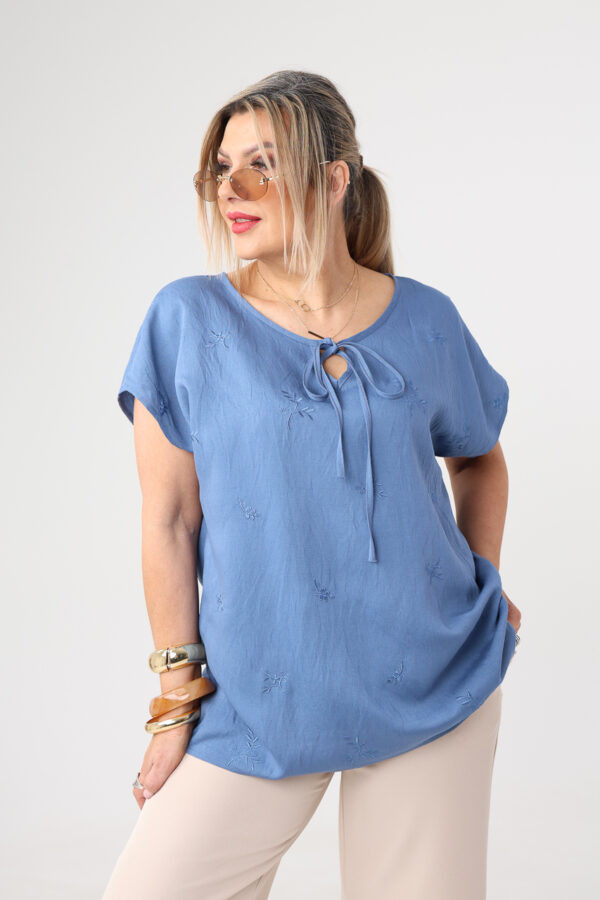 Bluzka damska duże rozmiary z haftem i krótkim rękawem niebieska 44-50