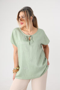 Bluzka damska duże rozmiary z haftem i krótkim rękawem zielona 44-50