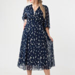 Lekka-sukienka-plus-size-szyfonowa-w-malarskie-wzory-granatowa-44-56 (4)