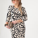 Prosta sukienka plus size w modne wzory beżowo-czarna 44-50