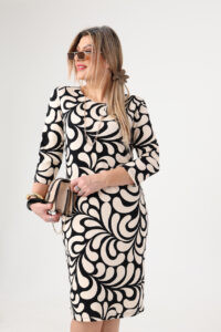 Prosta sukienka plus size w modne wzory beżowo-czarna 44-50