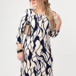Prosta sukienka plus size w modne wzory beżowo-granatowa 44-50