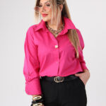 Różowa-elegancka-koszula-damska-plus-size-z-ozdobną-broszką (1)
