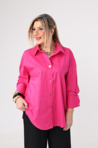 Różowa elegancka koszula damska plus size z ozdobną broszką 42-50