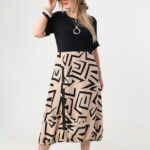 Sukienka bombka plus size w geometryczne wzory beżowo-czarna 42-50
