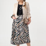 Sukienka-bombka-plus-size-w-geometryczne-wzory-czarno-beżowa (1)