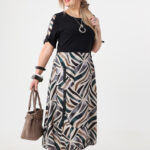 Sukienka-bombka-plus-size-w-geometryczne-wzory-czarno-beżowa (5)