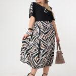 Sukienka-bombka-plus-size-w-geometryczne-wzory-czarno-beżowa (7)
