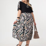 Sukienka-bombka-plus-size-w-geometryczne-wzory-czarno-beżowa (7)