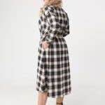 Sukienka-koszulowa-plus-size-w-kratę-czarno-beżowa-42-50 (2)