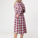 Sukienka-koszulowa-plus-size-w-kratę-różowo-biała-42-50 (2)