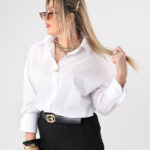 biała-elegancka-koszula-damska-plus-size-z-ozdobną-broszką (1)