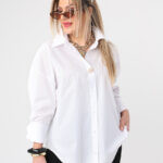 Biała elegancka koszula damska plus size z ozdobną broszką 42-50