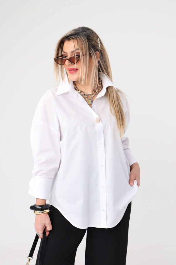 Biała elegancka koszula damska plus size z ozdobną broszką 42-50