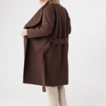 brązowy-płaszcz-przejściowy-plus-size-wiązany-w-pasie (2)