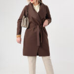 brązowy-płaszcz-przejściowy-plus-size-wiązany-w-pasie (5)