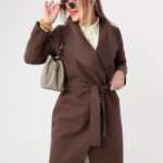 brązowy-płaszcz-przejściowy-plus-size-wiązany-w-pasie (6)
