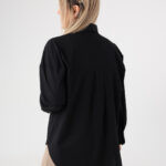 czarna-elegancka-koszula-damska-plus-size-z-ozdobną-broszką (2)