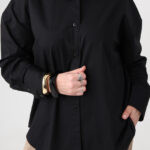czarna-elegancka-koszula-damska-plus-size-z-ozdobną-broszką (3)