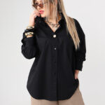 Czarna elegancka koszula damska plus size z ozdobną broszką 42-50