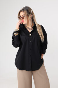 Czarna elegancka koszula damska plus size z ozdobną broszką 42-50