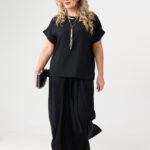 czarny-elegancki-komplet-damski-plus-size-bluzka-i-spodnie-z-rozcięciem-po-boku (5)