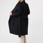 czarny-płaszcz-przejściowy-plus-size-wiązany-w-pasie (2)