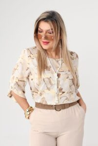 Modna bluzka dla puszystych styl wizytowy