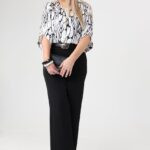 elegancka-bluzka-dla-puszystej-czarno-biala-z-ozdobnym-wzorem (5)