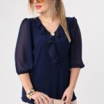 elegancka-bluzka-z-zabotem-plus-size-granatowa (4)