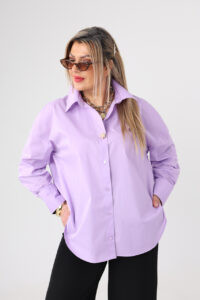Fioletowa elegancka koszula damska plus size z ozdobną broszką 42-50