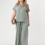 khaki-elegancki-komplet-damski-plus-size-bluzka-i-spodnie-z-rozcięciem-po-boku (6)