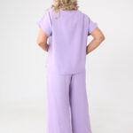 lawendowy-elegancki-komplet-damski-plus-size-bluzka-i-spodnie-z-rozcięciem-po-boku (1)