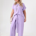 lawendowy-elegancki-komplet-damski-plus-size-bluzka-i-spodnie-z-rozcięciem-po-boku (5)