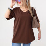 luzna-bluzka-z-dekoltem-v-plus-size-brazowa (5)