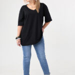 luzna-bluzka-z-dekoltem-v-plus-size-czarna (6)