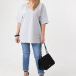luzna-bluzka-z-dekoltem-v-plus-size-szara (6)