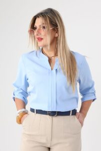 Elegancka bluzka w dużym rozmiarze niebieska – moda plus size