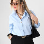 niebieska-elegancka-koszula-damska-plus-size-z-ozdobną-broszką (1)